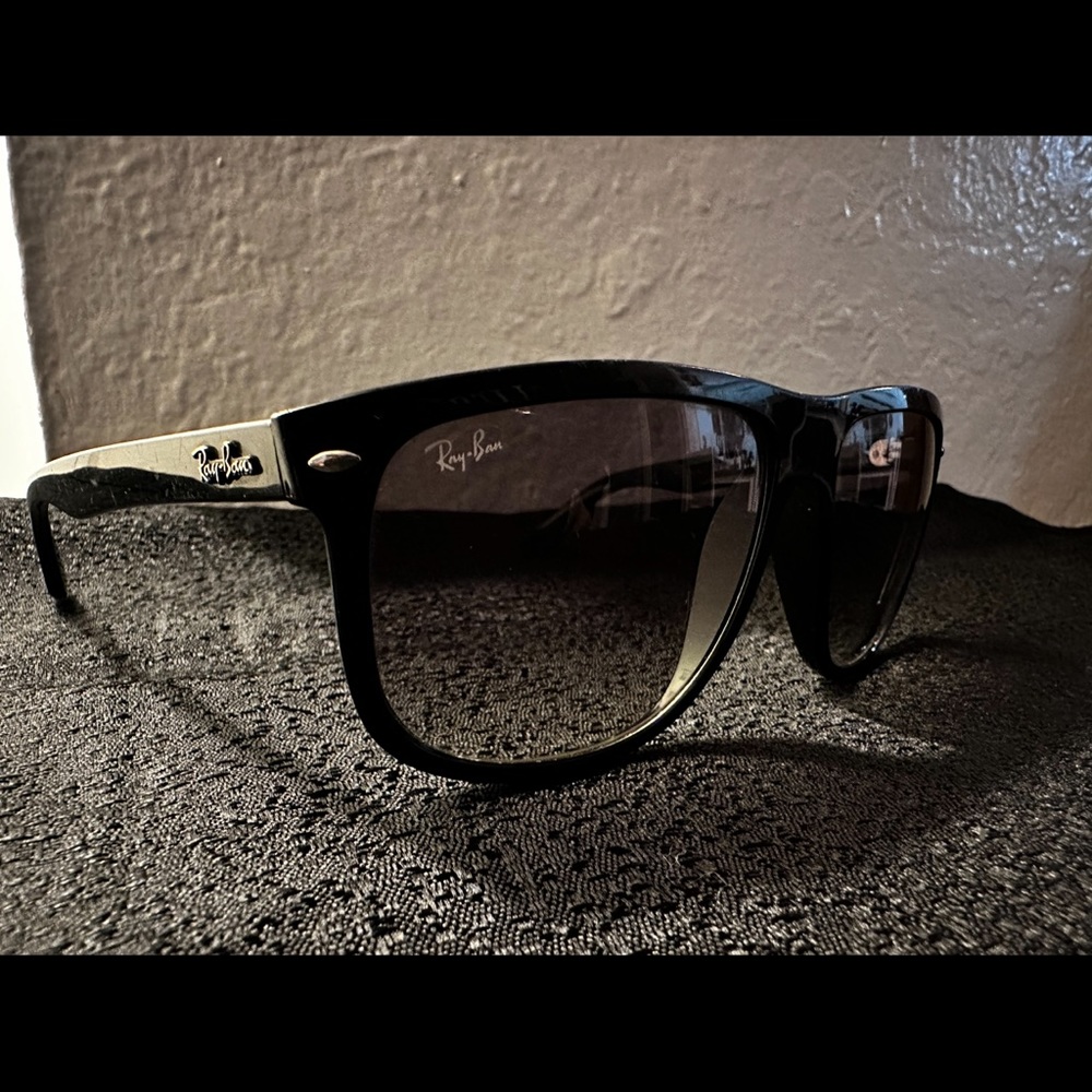 Ray-Ban RB4147